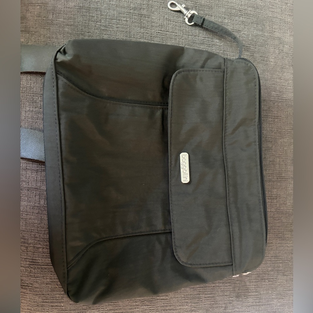 Woman’s baggalini crossbody bag
